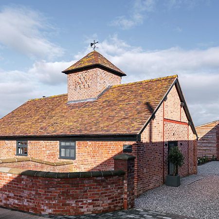 Villa Pigeon House - Unique Barn With Private Garden, Hot Tub And Wood Burner Shrewsbury Exterior foto