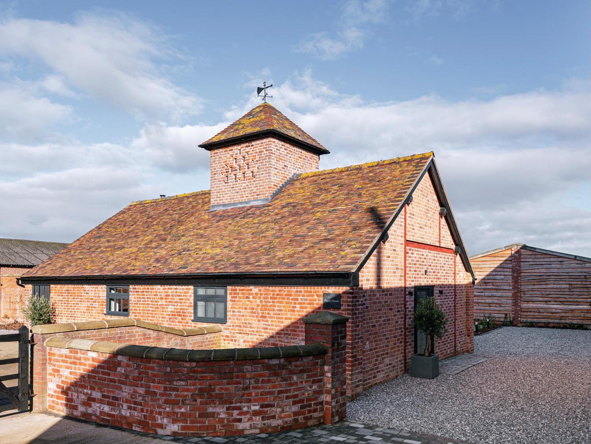 Villa Pigeon House - Unique Barn With Private Garden, Hot Tub And Wood Burner Shrewsbury Exterior foto